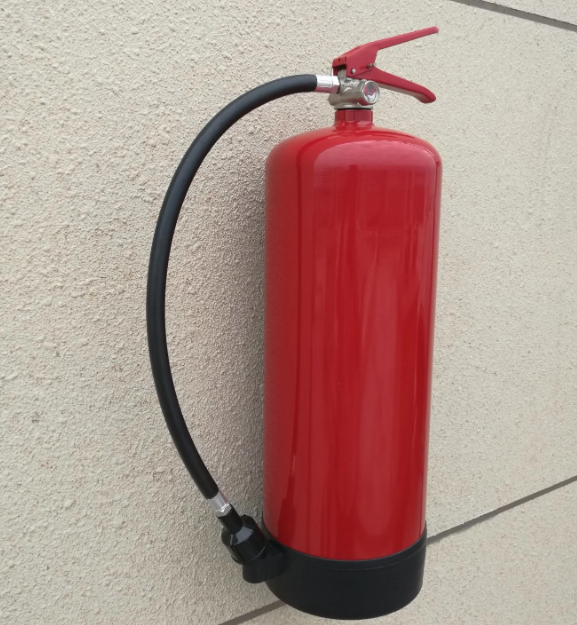 Extintor de agua: pros y contras para diversos escenarios de incendio