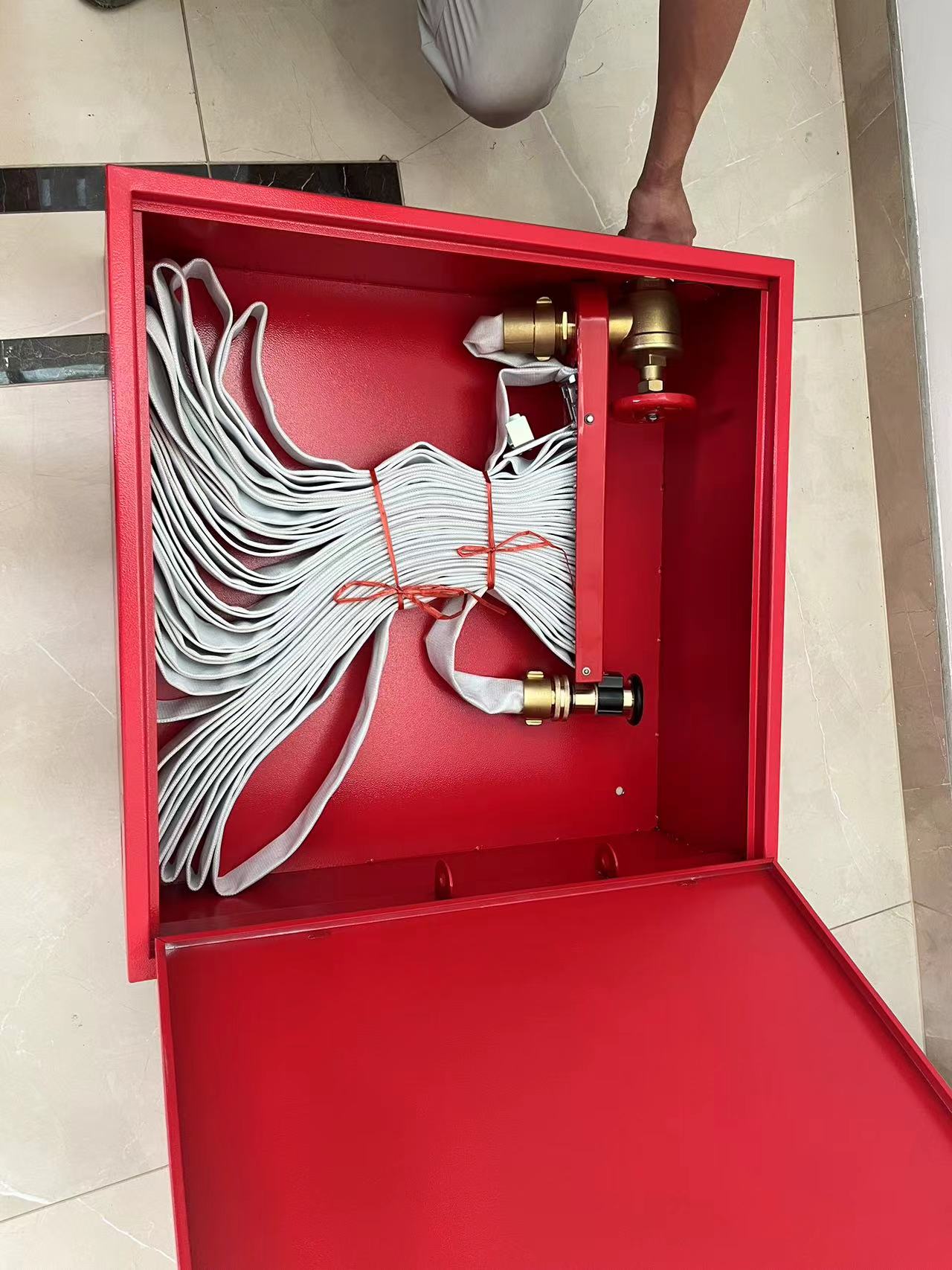 Gabinete de manguera de válvula de estante de manguera contra incendios de acero al carbono de 1,2 mm