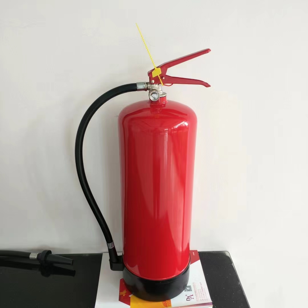 ¿Cómo combate un extintor de polvo seco los diferentes tipos de incendios?